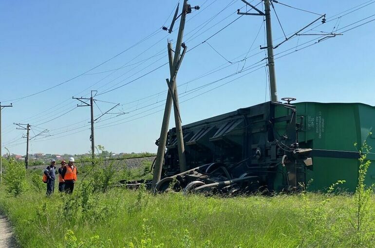 Поврежденный участок железной дороги в Крыму восстановят в течение суток