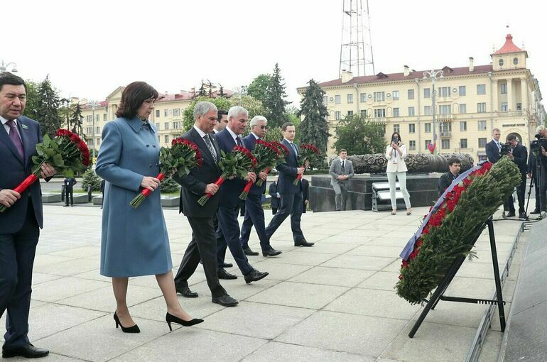 Володин возложил цветы к Монументу Победы в Минске