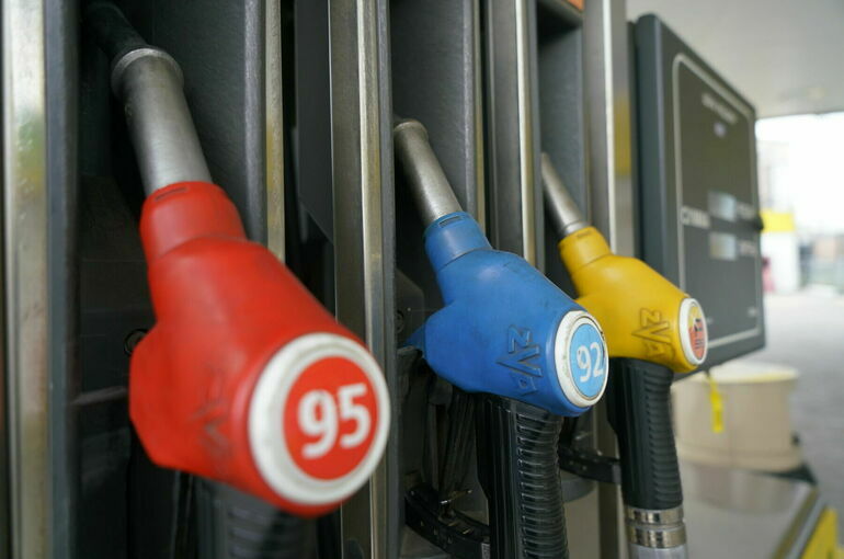 Цена бензина АИ-95 на бирже бьет рекорд четвертый день подряд