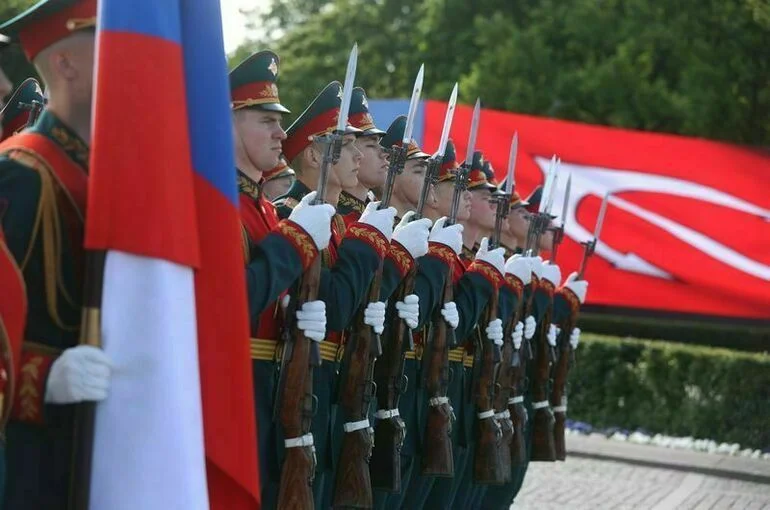 Петербург отмечает День города с мороженым и новым садом