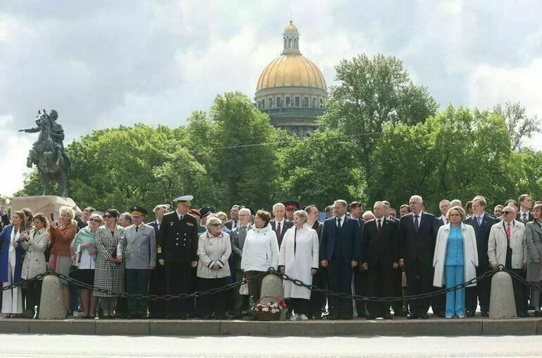 Петербург отмечает День города с мороженым и новым садом