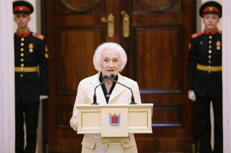 Валентина Матвиенко поздравила Почетного гражданина Петербурга Надежду Строгонову