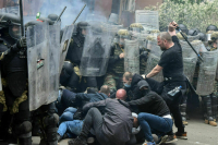 Более 50 человек пострадали в столкновениях на севере Косова