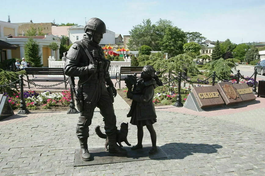 Памятник вежливым людям – одна из визитных карточек российского Симферополя.