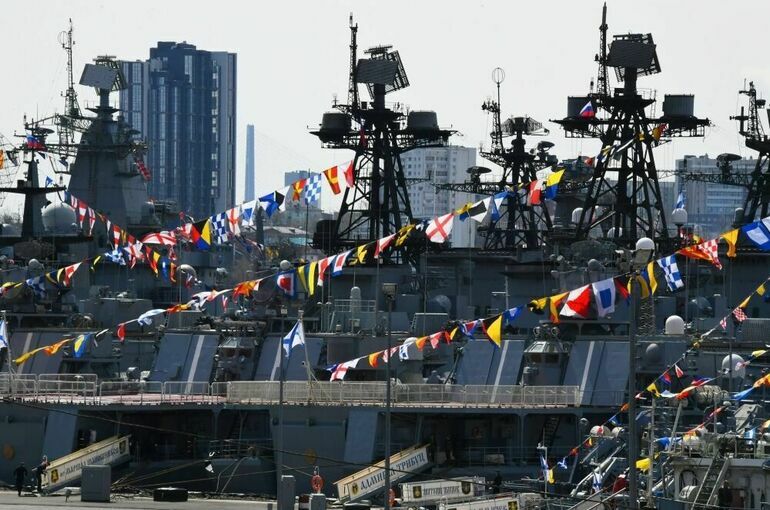 Госдума приняла закон о флагах на военных кораблях