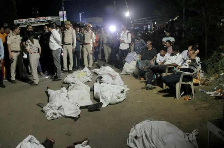 Число жертв столкновения поездов в Индии возросло до 288