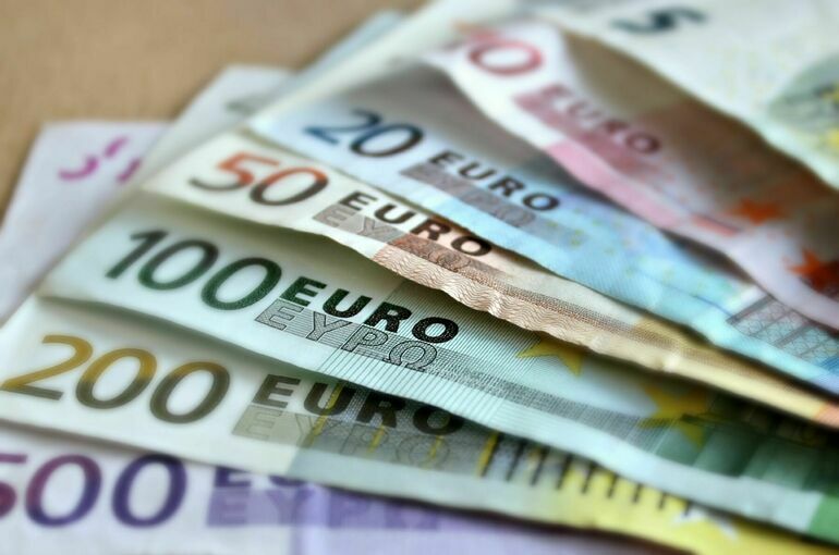 Евро поднялся выше 89 рублей впервые с 28 апреля