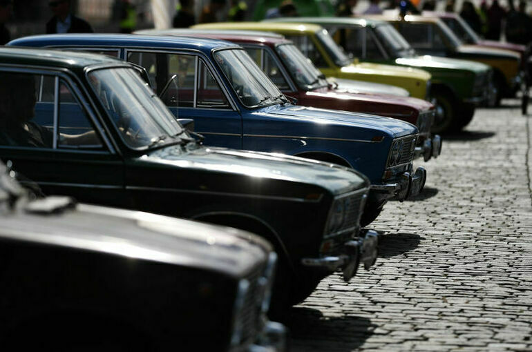 Мантуров пообещал обдумать переход названий российских авто на кириллицу