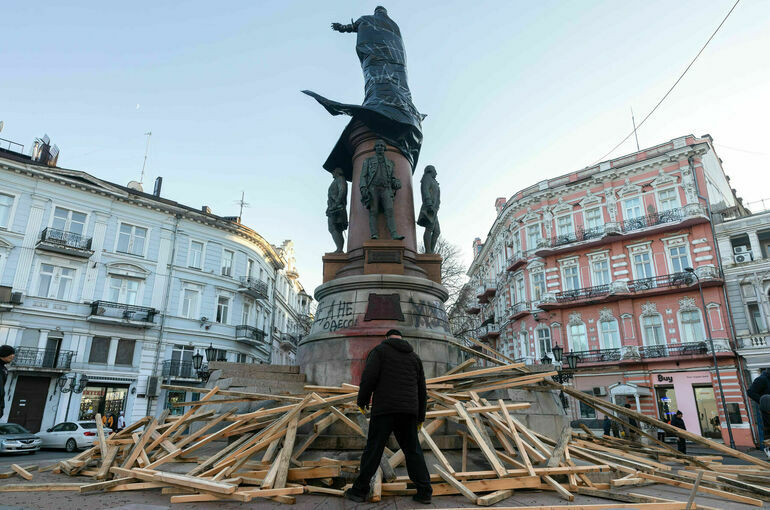 Президент предложил создать в России парк из снесенных на Украине памятников