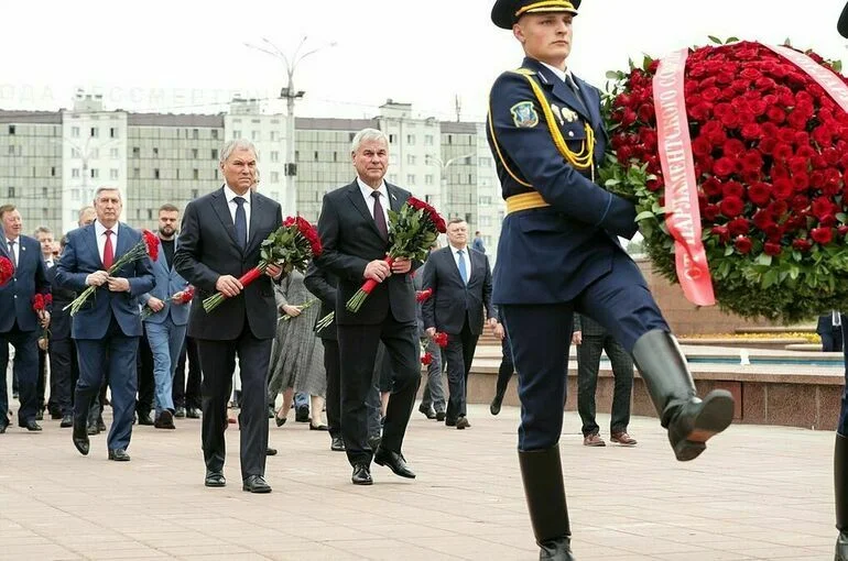Володин возложил цветы к мемориальному комплексу в Витебске