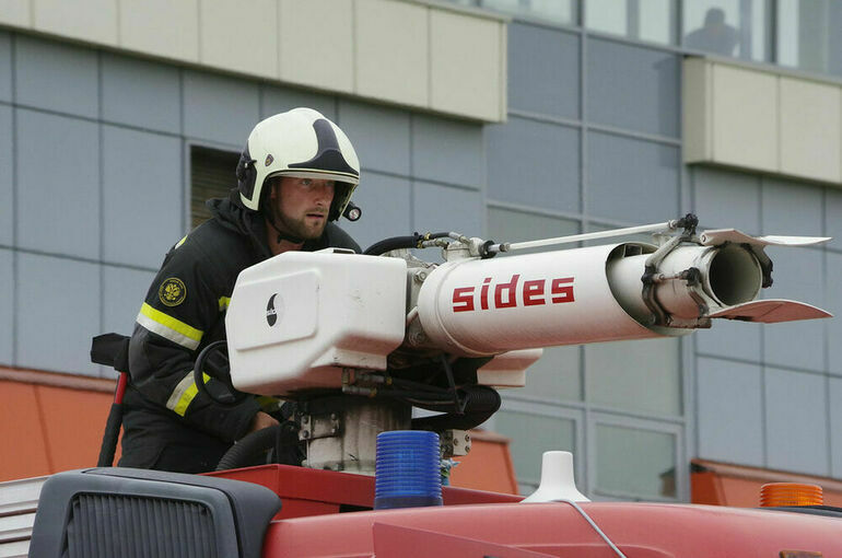 В Ростовской области загорелся склад с посудой и электротехникой