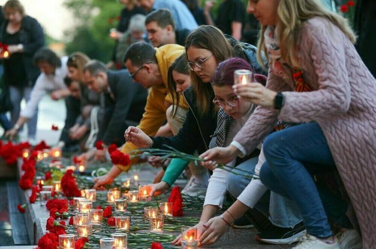 Жители Петербурга зажгли более 60 тысяч свечей в память о блокадниках