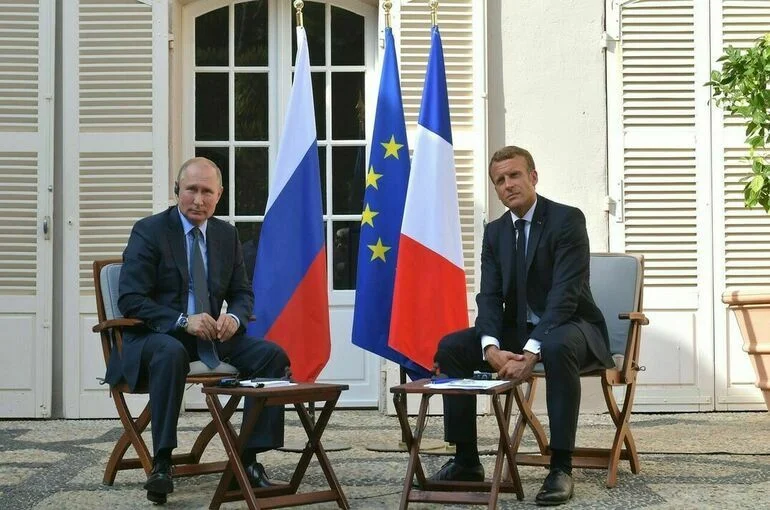 Макрон допустил телефонную беседу с Путиным, но сам звонить не намерен