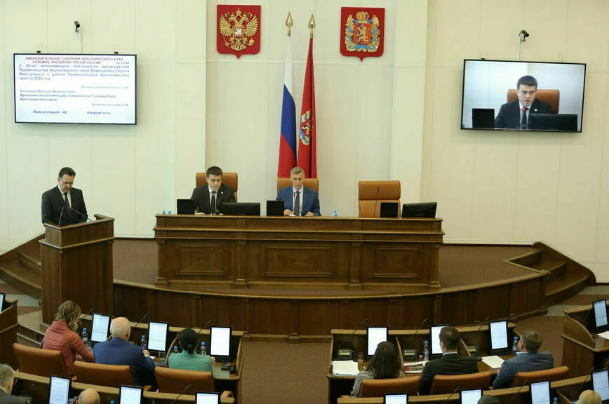 После отчета и. о. председателя правительства Сергея Верещагина депутаты Заксобрания задали много вопросов
