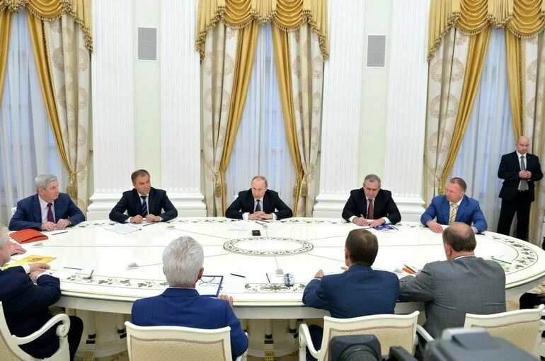 Путин пока не планирует встречаться с главами парламентских фракций