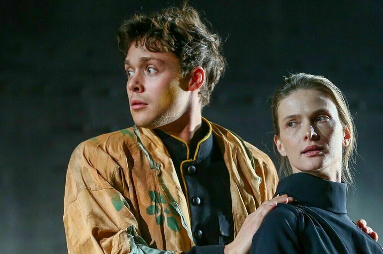 Молодых актеров, режиссеров и циркачей предложили перевести на контракт