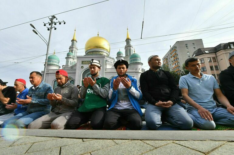 Около 200 тысяч мусульман отпраздновали Курбан-байрам в Москве