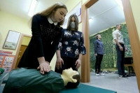 Российских школьниц начнут обучать работе санитарных инструкторов