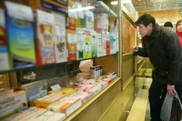 Иностранцам в России запретят работать в аптеках и ларьках