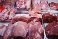 Роспотребнадзор предупредил об опасности покупки мяса с рук