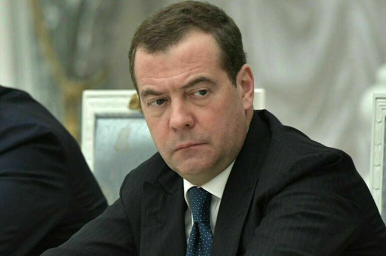 Медведев посоветовал Макрону вместо Украины поддержать Францию