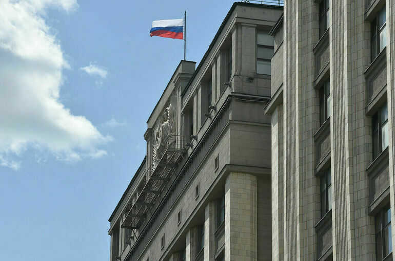 Трудовое воспитание в школе, защита Байкала и алименты папам: какие законопроекты Госдума рассмотрит в июле