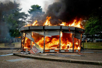 Участники массовых протестов во Франции сожгли более тысячи магазинов