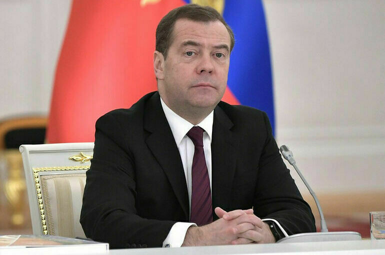 Медведев: В армию приняли более 185 тысяч человек в этом году