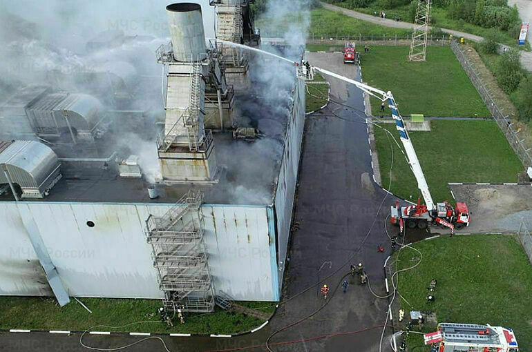 В Великом Новгороде загорелась Лужская ТЭЦ