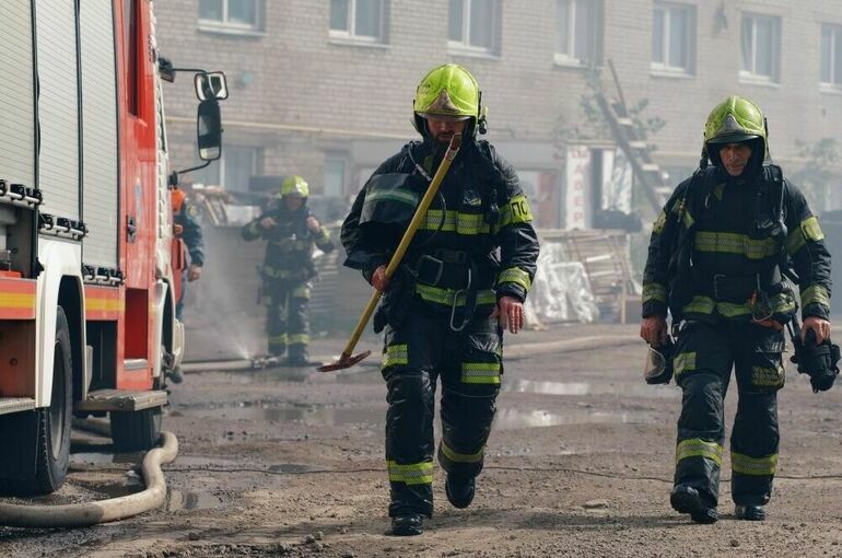 Крупный пожар на складе в Петербурге локализован