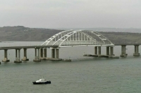 Рогов сообщил, что движение по Крымскому мосту остановлено в обе стороны