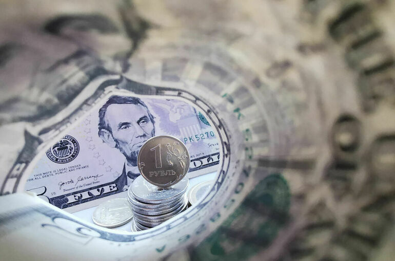 ЦБ: В июне рубль ослабел к доллару на 10,4%