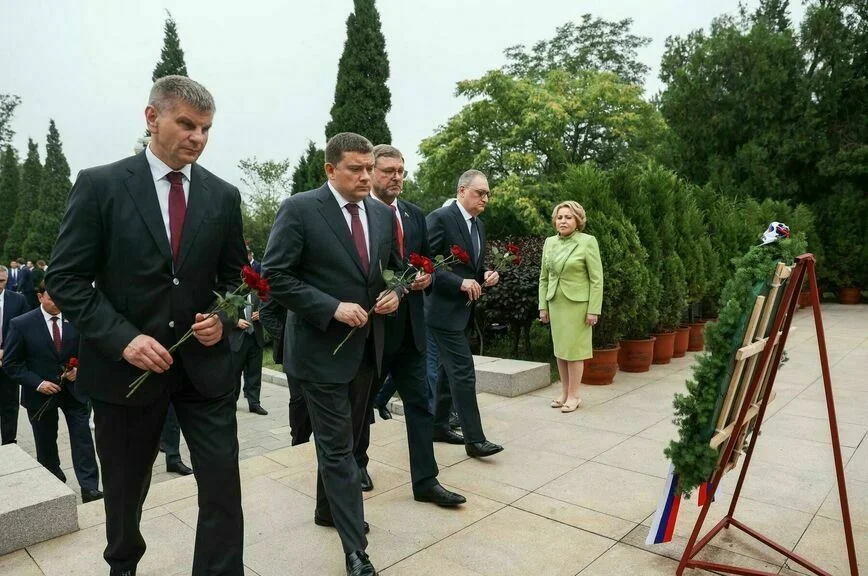 Церемония возложения венка к памятнику «Вечная слава героям».
