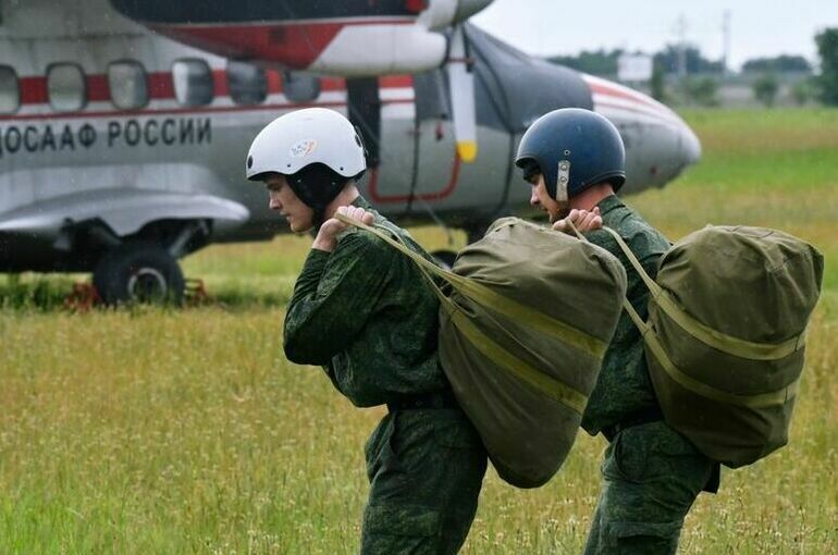 С близорукостью разрешат идти в парашютисты