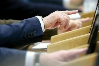Госдума приняла во втором чтении законопроект о запрете смены пола