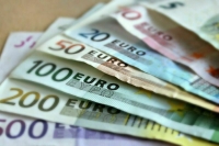 Курс евро на Мосбирже впервые с 6 июля превысил 102 рубля