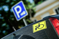 Автомобили инвалидов предложили запретить перемещать на штрафстоянки