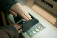 В Петербурге у задержанного за повреждение банкомата изъяли взрывчатку и ручной пулемет