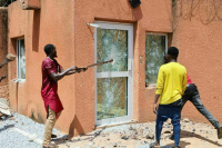 Париж потребовал от властей Нигера обеспечить безопасность посольства Франции