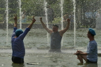 В Петербурге в день ВДВ будут отключать фонтаны с купающимися «голубыми беретами»