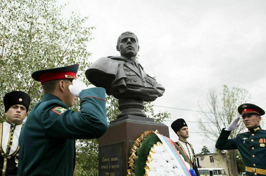 Памятник Герою России майору Денису Ветчинову, погибшему 9 августа 2008 года, спасая жителей Цхинвала и своих боевых товарищей.
 