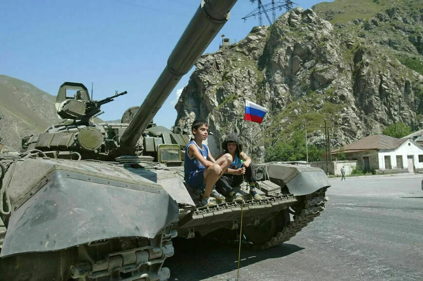 Российский танк в пригороде Цхинвала 10 августа 2008 года. С приходом военных из РФ осетинские дети почувствовали себя в безопасности.