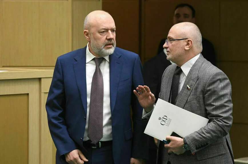 Сопредседатели рабочей группы по изменениям в Основной закон страны, главы
конституционных комитетов двух палат Павел Крашенинников (слева) и Андрей Клишас.