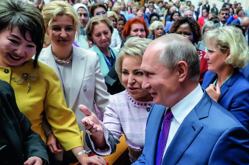 Центральным событием Второго Евразийского женского форума 2018 года стало пленарное
заседание, на котором выступил Владимир Путин.