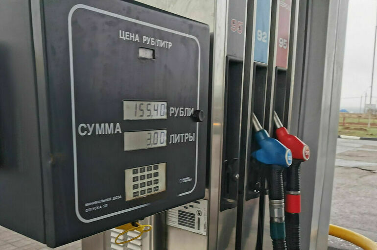 На российских автозаправках вновь подорожал бензин