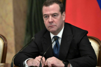 Медведев считает необходимым сделать престижной службу по контракту
