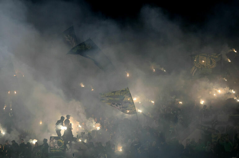 В Греции в массовой драке футбольных болельщиков погиб один человек