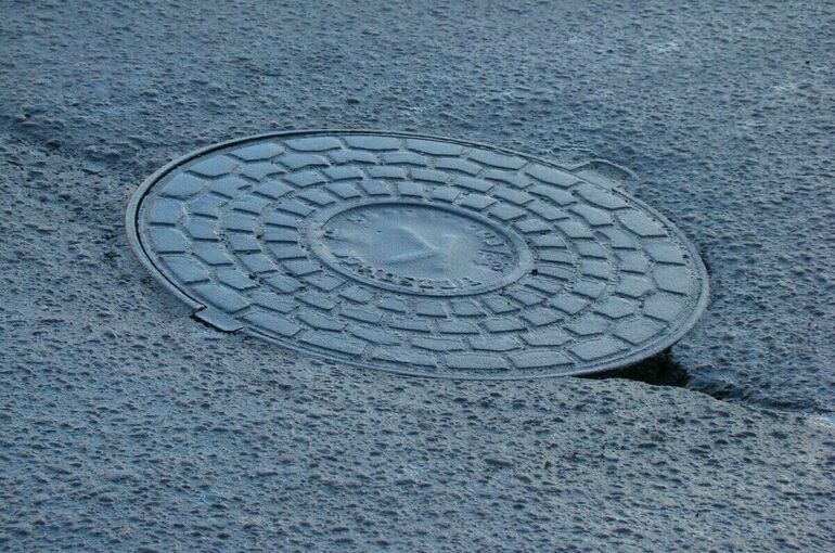 В Москве мужчина провалился в канализационный люк и погиб