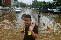Количество жертв проливных дождей в Пекине возросло до 33 человек