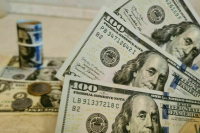 Курс доллара на Мосбирже опустился ниже 100 рублей